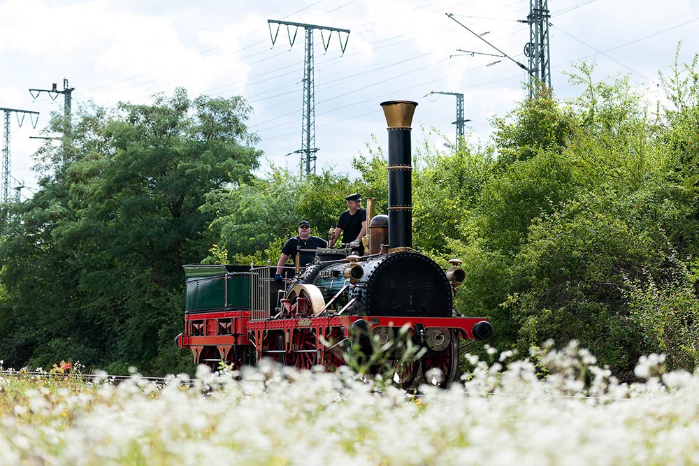 Die "Adler" Dampflokomotive bei einer Fahrt im Freien