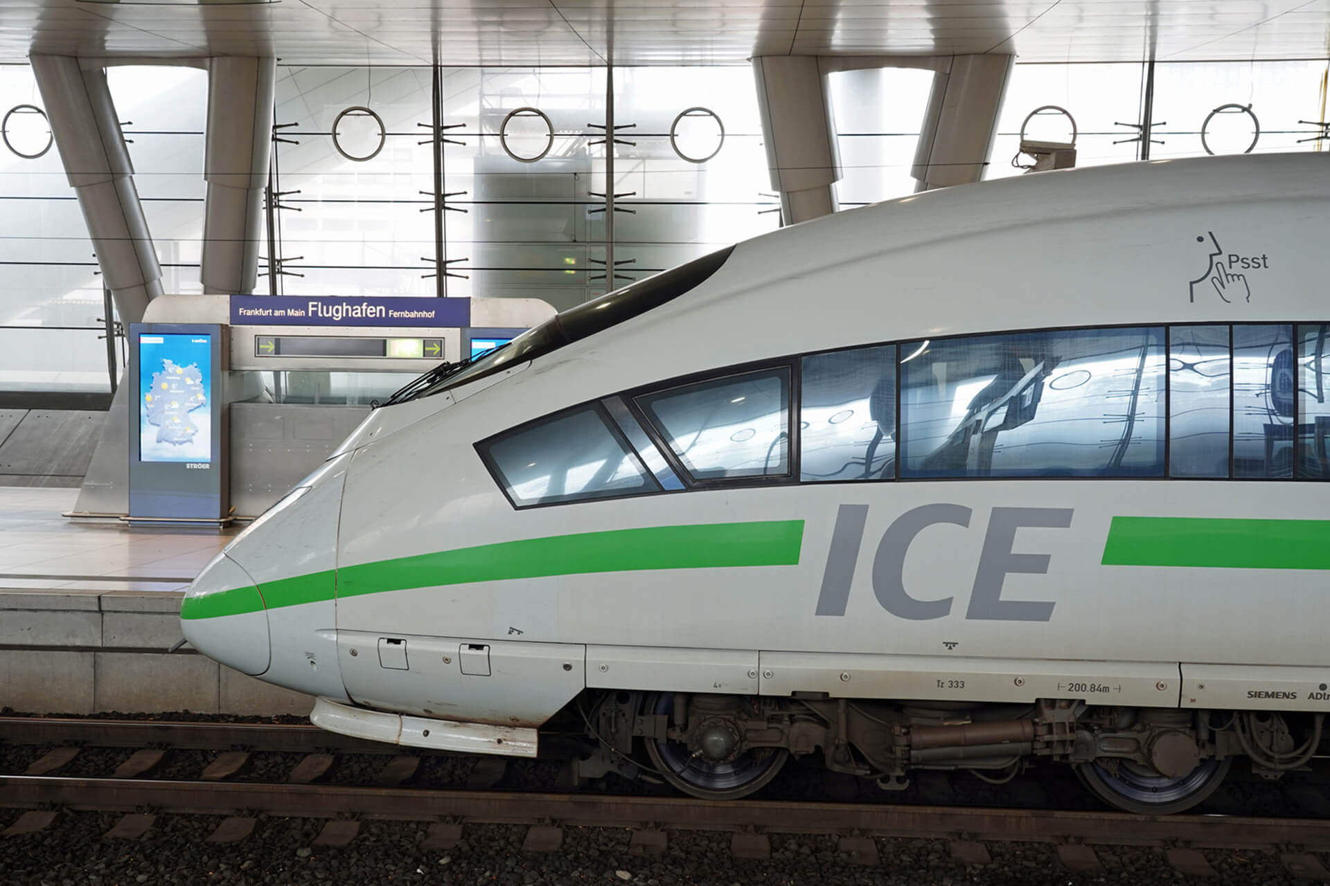 Bahndesign eines ICE mit grünem Streifen
