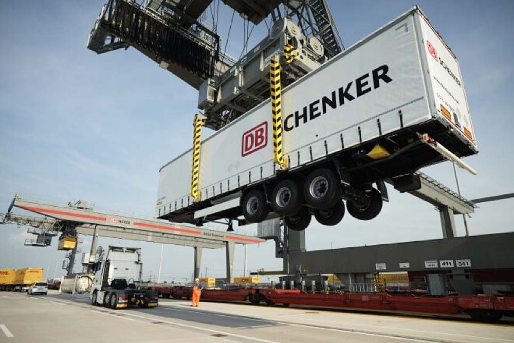 DB Logistik – Warenumschlag am MegaHub Lehrte – hier wechselt das Transportgut das Fahrzeug
